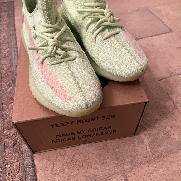adidas Yeezy Boost 350 V2 Glow - Picture 2 of 7
